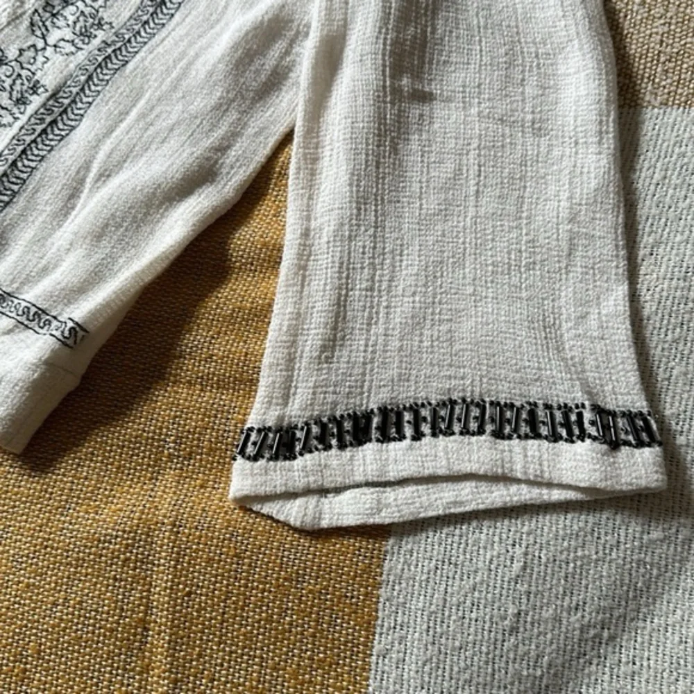 <3 Alice + Olivia Janelle Embroidered Peasant Blouse